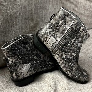 Girls Cat & Jack booties